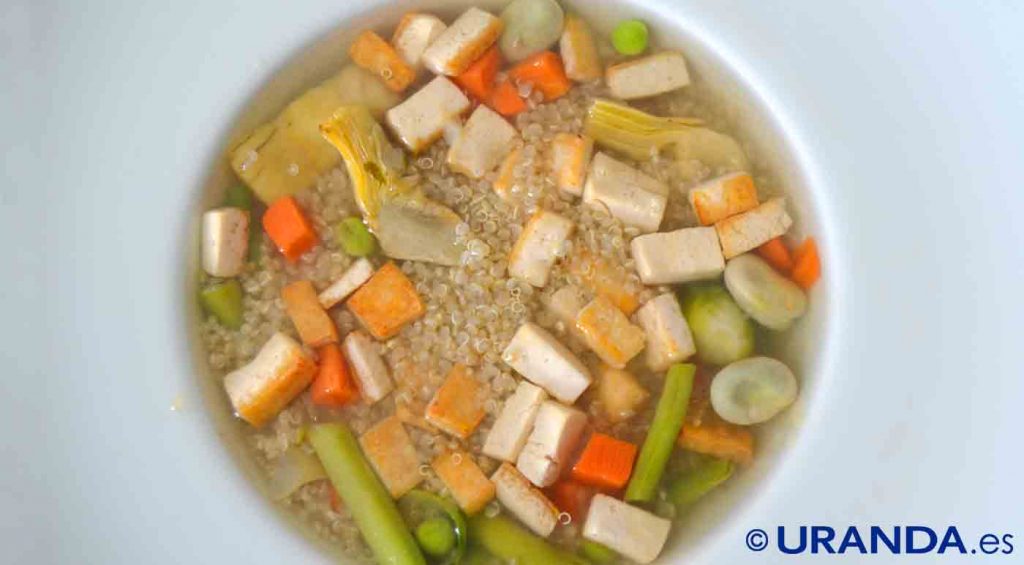 Receta de sopa de quinoa, tofu y verduras - Recetas veganas de quinoa o quinua