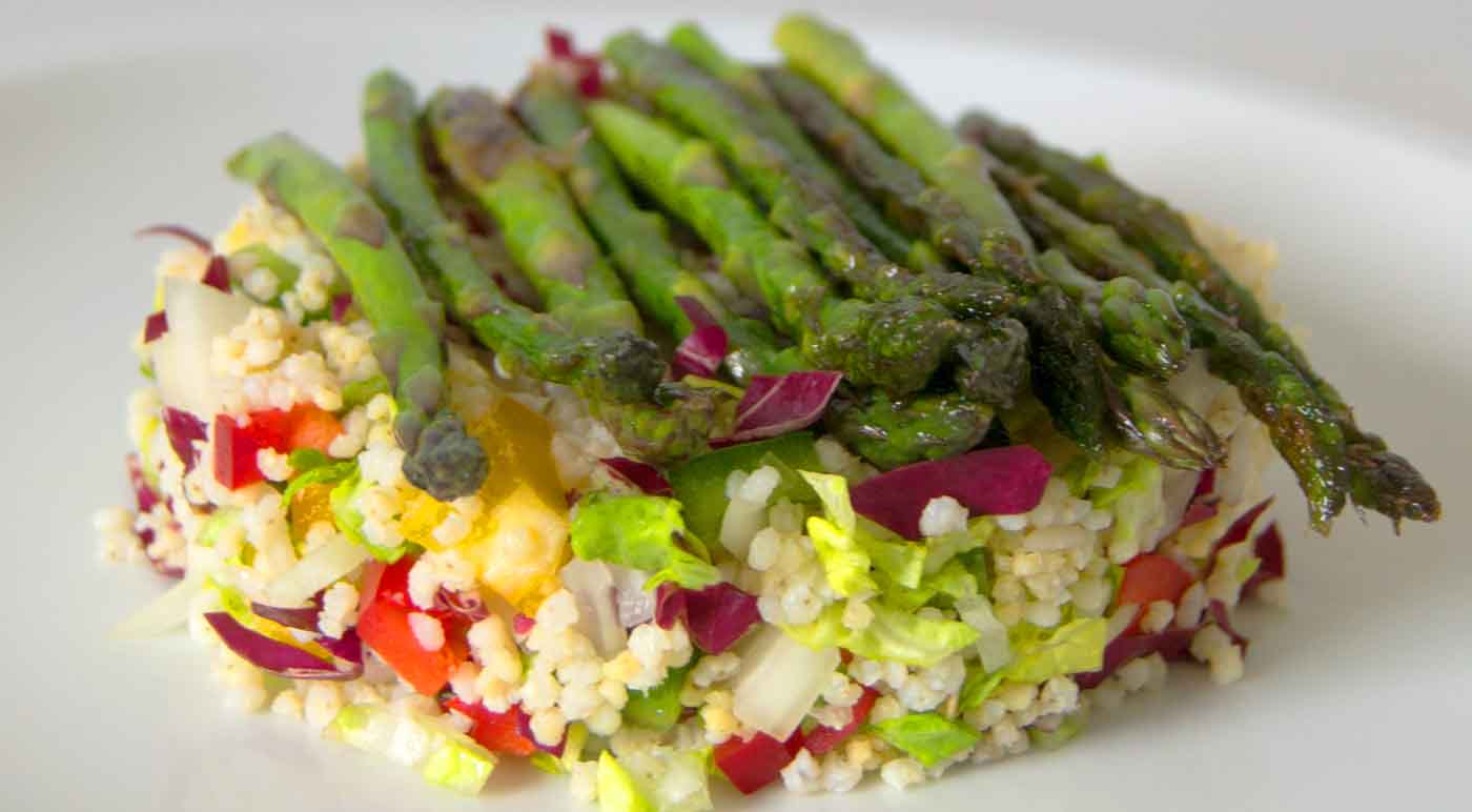 Receta de ensalada de quinoa con espárragos trigueros - Recetas veganas de arroz, pasta, quinoa o cereales